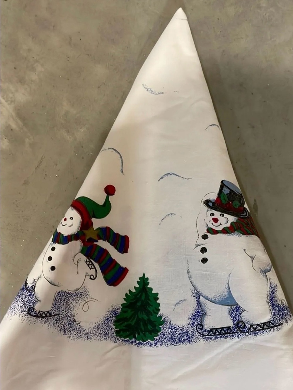 Vintage Round Snowman Design Tablecloth - Picture 4 of 4